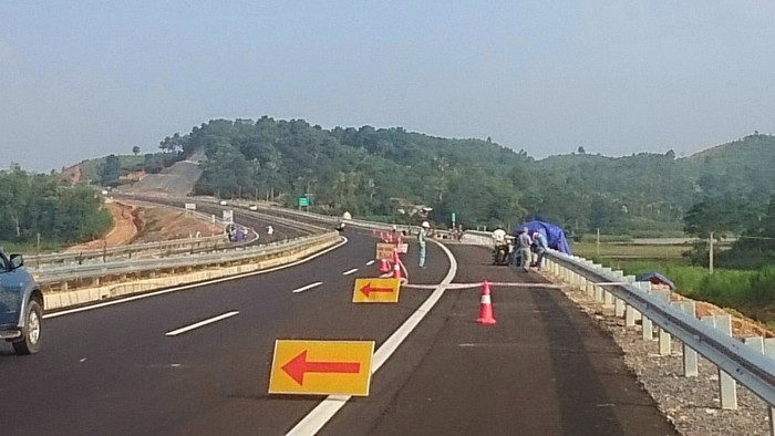 Hiện trường xử lý sụt lún tại Km 83 cao tốc Hà Nội-Lào Cai ngày 28/9/2014 (ảnh Sông Hồng)