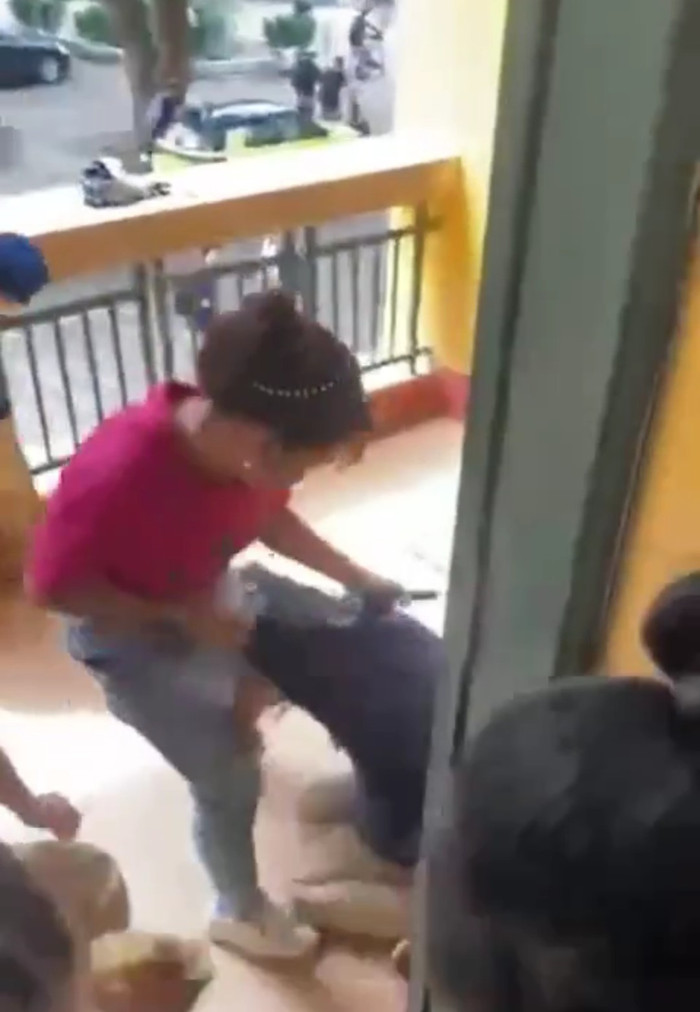 Giáo viên Trường Trung học phổ thông Đa Phúc có hành động kéo lê khi học sinh quỳ trước cửa lớp. Ảnh: cắt từ Clip