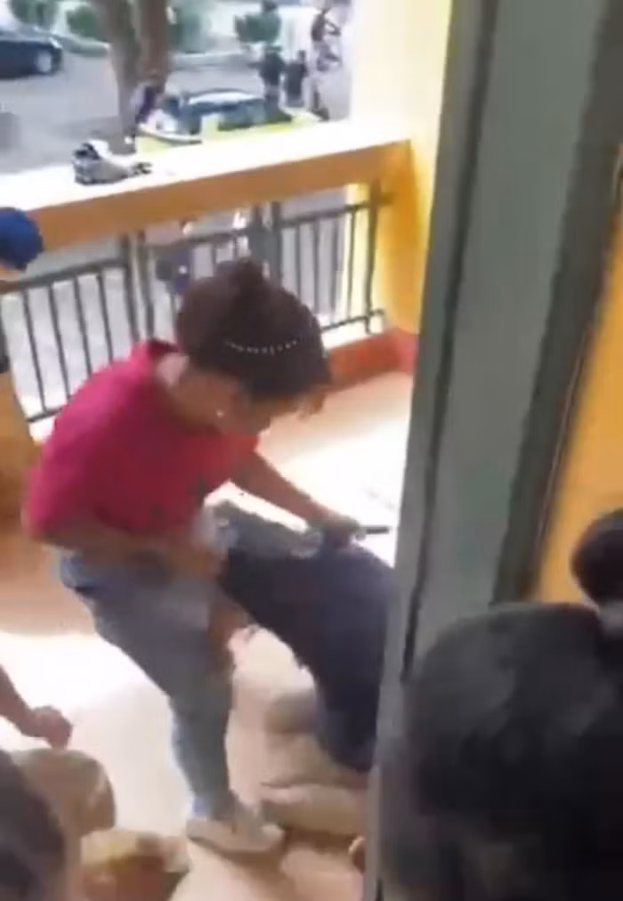 Giáo viên Trường Trung học phổ thông Đa Phúc có hành động kéo lê khi học sinh quỳ trước cửa lớp. Ảnh: cắt từ Clip