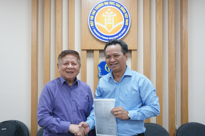 Phó Giáo sư Trần Xuân Nhĩ trao quyết định thành lập Câu lạc bộ. Ảnh: PM