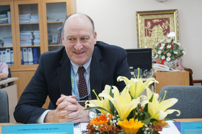 Ông Jerry Frank - Giám đốc Khu vực, Văn phòng Tiếng Anh chia sẻ tại buổi làm việc. Ông Jerry Frank - Giám đốc Khu vực, Văn phòng Tiếng Anh chia sẻ tại buổi làm việc.