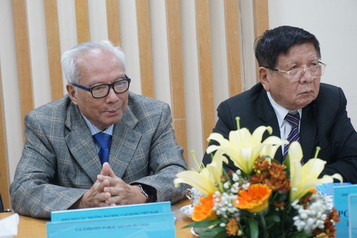 Tiến sĩ Lê Viết Khuyến (bên trái) chia sẻ tại buổi làm việc. Tiến sĩ Lê Viết Khuyến (bên trái) chia sẻ tại buổi làm việc.