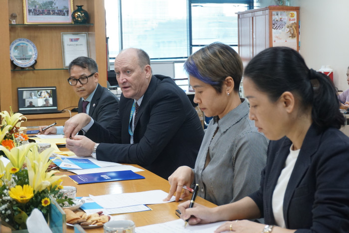 Đại diện các văn phòng của Phòng Văn hóa thông tin - Đại sứ quán Hoa Kỳ tại buổi làm việc với Hiệp hội. Đại diện các văn phòng của Phòng Văn hóa thông tin - Đại sứ quán Hoa Kỳ tại buổi làm việc với Hiệp hội.