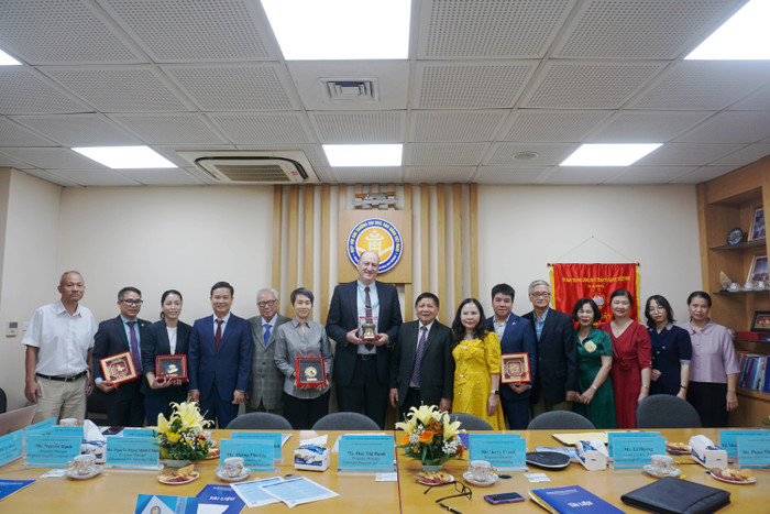 Lãnh đạo Hiệp hội trao tặng quà cho đại diện Phòng Văn hóa thông tin - Đại sứ quán Hoa Kỳ. Lãnh đạo Hiệp hội trao tặng quà cho đại diện Phòng Văn hóa thông tin - Đại sứ quán Hoa Kỳ.