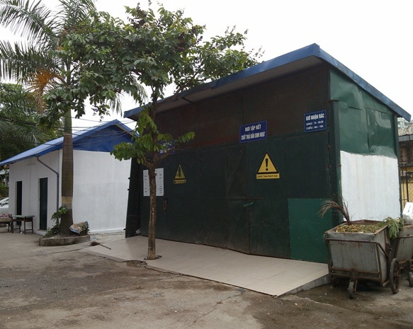 Khu tập kết rác - nơi phát hiện thi thể cháu bé. Khu tập kết rác - nơi phát hiện thi thể cháu bé.