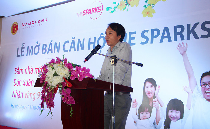Ông Phan Văn Huyên - Phó Tổng Giám đốc Tập đoàn Nam Cường phát biểu tại lễ mở bán Ông Phan Văn Huyên - Phó Tổng Giám đốc Tập đoàn Nam Cường phát biểu tại lễ mở bán