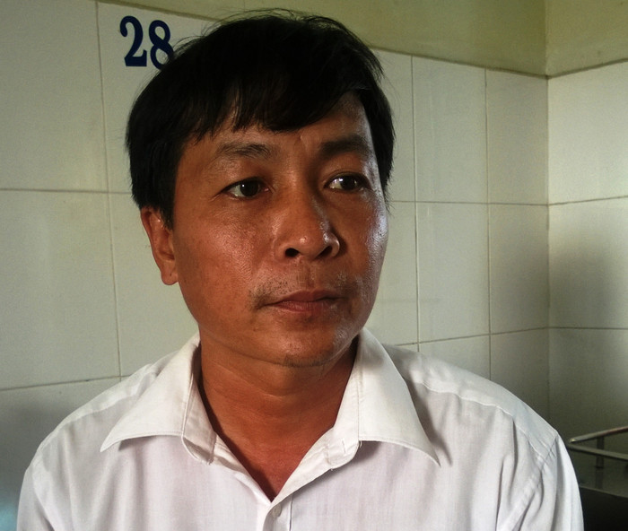 Ông Nhịp trình bày với phóng viên tại bệnh viện. Ảnh Trúc Linh Ông Nhịp trình bày với phóng viên tại bệnh viện. Ảnh Trúc Linh