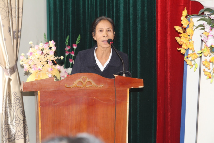 Bà Ngô Thị Mùi - Trưởng khu 3 phát biểu cám ơn về những món quà đầy ý nghĩa mà Báo Điện tử Giáo dục Việt Nam, Công ty Ajinomoto Việt Nam và Công ty Cổ phàn sữa TH (TH True Milk) trao tặng cho các hộ gia đình có hoàn cảnh khó khăn.