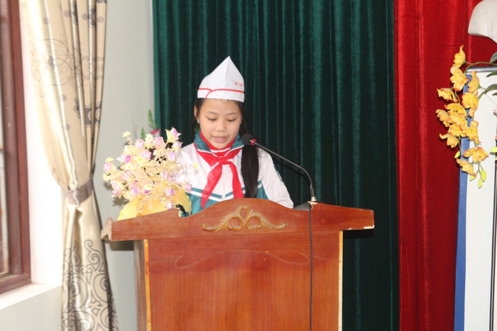 Đại diện cho các em học sinh được nhận quà phát biểu càm ơn.