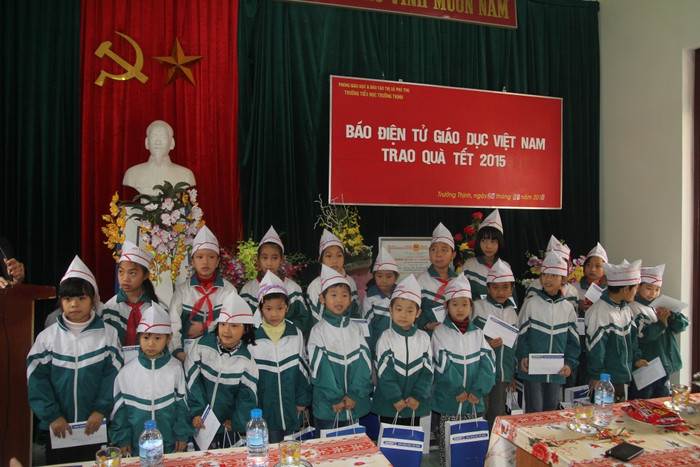 Tặng 44 suất quà cho những em học sinh có hoàn cảnh khó khăn .