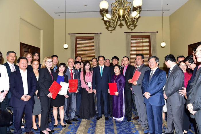 Đoàn công tác cùng THủ tướng chụp ảnh lưu niệm. Ảnh Liên Hương Đoàn công tác cùng THủ tướng chụp ảnh lưu niệm. Ảnh Liên Hương