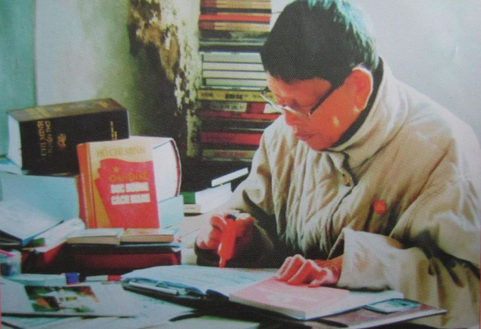 Ông Nguyễn Đức Thìn với đôi tay khòng khèo, gần như đã cụt hết các ngón nhưng ông vẫn làm thơ, viết sách Ông Nguyễn Đức Thìn với đôi tay khòng khèo, gần như đã cụt hết các ngón nhưng ông vẫn làm thơ, viết sách