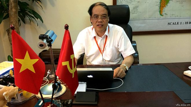 Mũ chụp quá tai, hay bệnh mới "ỡm ờ giả mù giả điếc" ảnh 1 Mũ chụp quá tai, hay bệnh mới "ỡm ờ giả mù giả điếc" ảnh 1