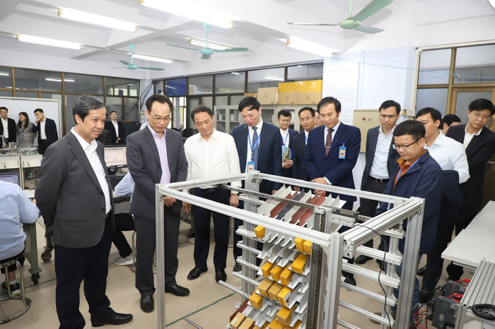 Bộ trưởng Bộ Giáo dục và Đào tạo Nguyễn Kim Sơn và Thứ trưởng Hoàng Minh Sơn trong chuyến thăm và làm việc với Trường Đại học Sư phạm Kỹ thuật Hưng Yên. Ảnh: NTCC Bộ trưởng Bộ Giáo dục và Đào tạo Nguyễn Kim Sơn và Thứ trưởng Hoàng Minh Sơn trong chuyến thăm và làm việc với Trường Đại học Sư phạm Kỹ thuật Hưng Yên. Ảnh: NTCC