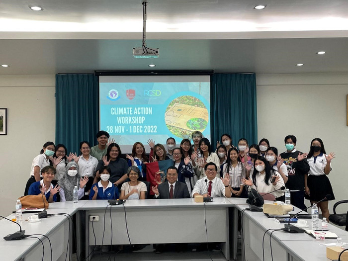 Phó Giáo sư, Tiến sĩ Nguyễn An Thịnh mang đến nhiều bài học bổ ích dành cho sinh viên UEB - VNU và sinh viên quốc tế. Phó Giáo sư, Tiến sĩ Nguyễn An Thịnh mang đến nhiều bài học bổ ích dành cho sinh viên UEB - VNU và sinh viên quốc tế.