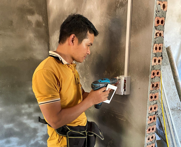 Anh Vương Văn Tiến quyết định không làm giáo viên hợp đồng mà tự kinh doanh, lắp đặt thiết bị điện. Anh Vương Văn Tiến quyết định không làm giáo viên hợp đồng mà tự kinh doanh, lắp đặt thiết bị điện.