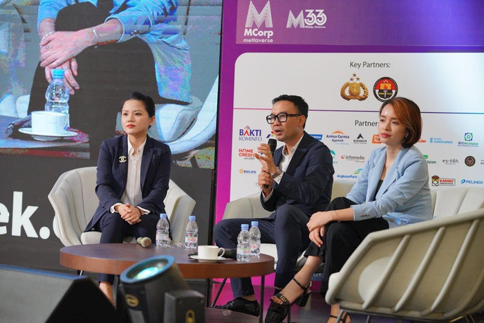 Phó Giáo sư, Tiến sĩ Nguyễn Việt Khôi - Tiến sĩ Đào Cẩm Thủy (bên phải) - Nghiên cứu sinh, Thạc sĩ Lê Thanh Hương (bên trái) – Giảng viên UEB tại Tuần lễ Marketing châu Á. Phó Giáo sư, Tiến sĩ Nguyễn Việt Khôi - Tiến sĩ Đào Cẩm Thủy (bên phải) - Nghiên cứu sinh, Thạc sĩ Lê Thanh Hương (bên trái) – Giảng viên UEB tại Tuần lễ Marketing châu Á.