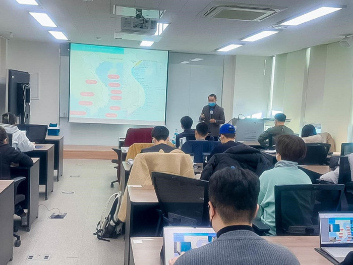 Phó Giáo sư, Tiến sĩ Nguyễn An Thịnh - giảng viên Trường Đại học Kinh tế - Đại học Quốc gia Hà Nội giảng dạy học phần Economics of Climate Change tại Hàn Quốc. Phó Giáo sư, Tiến sĩ Nguyễn An Thịnh - giảng viên Trường Đại học Kinh tế - Đại học Quốc gia Hà Nội giảng dạy học phần Economics of Climate Change tại Hàn Quốc.