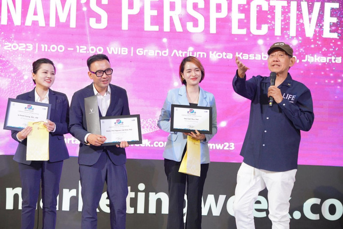 Giáo sư Hermawan Kartajaya - bậc thầy định hình tương lai của ngành Marketing (theo Chartered Institute of Marketing, UK), đồng tác giả nhiều đầu sách về marketing với Philip Kotler – “cha đẻ” của ngành marketing hiện đại trao chứng nhận tham gia chương trình cho 3 diễn giả - giảng viên UEB - VNU. Giáo sư Hermawan Kartajaya - bậc thầy định hình tương lai của ngành Marketing (theo Chartered Institute of Marketing, UK), đồng tác giả nhiều đầu sách về marketing với Philip Kotler – “cha đẻ” của ngành marketing hiện đại trao chứng nhận tham gia chương trình cho 3 diễn giả - giảng viên UEB - VNU.