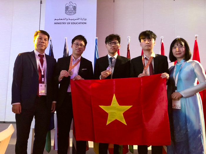 Đội tuyển Olympic Sinh học quốc tế năm 2023 cũng đạt 1 Huy chương Bạc và 2 Huy chương Đồng. Đội tuyển Olympic Sinh học quốc tế năm 2023 cũng đạt 1 Huy chương Bạc và 2 Huy chương Đồng.