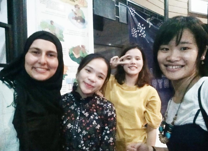 Mỹ Hảo (thứ 2 từ trái sang) cùng bạn bè quốc tế trong thời gian học tập tại đất nước Indonesia. (Ảnh: nhân vật cung cấp) Mỹ Hảo (thứ 2 từ trái sang) cùng bạn bè quốc tế trong thời gian học tập tại đất nước Indonesia. (Ảnh: nhân vật cung cấp)