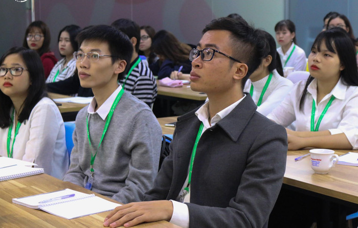 Mai Tiến Thành (ở giữa) cho biết, bản thân luôn đặt mục tiêu là học bổng để nỗ lực vươn lên trong học tập. (Ảnh: NVCC) Mai Tiến Thành (ở giữa) cho biết, bản thân luôn đặt mục tiêu là học bổng để nỗ lực vươn lên trong học tập. (Ảnh: NVCC)