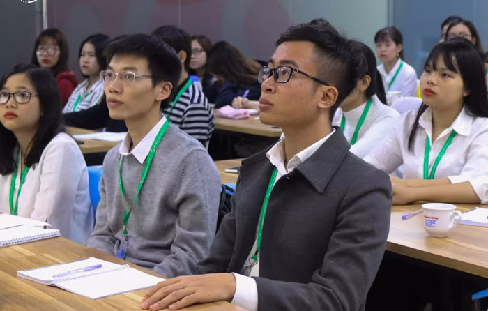 Mai Tiến Thành (ở giữa) cho biết, bản thân luôn đặt mục tiêu là học bổng để nỗ lực vươn lên trong học tập. (Ảnh: NVCC)