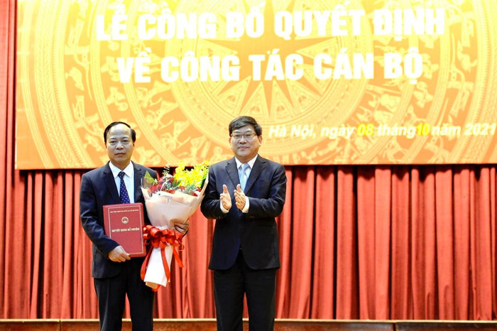 Phó Giáo sư, Tiến sĩ Nguyễn Duy Bắc, Phó Bí thư Đảng ủy, Phó Giám đốc Học viện Chính trị quốc gia Hồ Chí Minh trao quyết định và tặng hoa chúc mừng Phó Giáo sư, Tiến sĩ Mai Đức Ngọc, Bí thư Đảng ủy Học viện Báo chí và Tuyên truyền giữ chức vụ Chủ tịch Hội đồng trường nhiệm kỳ 2018-2023. (Ảnh: Học viện Báo chí và Tuyên truyền) Phó Giáo sư, Tiến sĩ Nguyễn Duy Bắc, Phó Bí thư Đảng ủy, Phó Giám đốc Học viện Chính trị quốc gia Hồ Chí Minh trao quyết định và tặng hoa chúc mừng Phó Giáo sư, Tiến sĩ Mai Đức Ngọc, Bí thư Đảng ủy Học viện Báo chí và Tuyên truyền giữ chức vụ Chủ tịch Hội đồng trường nhiệm kỳ 2018-2023. (Ảnh: Học viện Báo chí và Tuyên truyền)