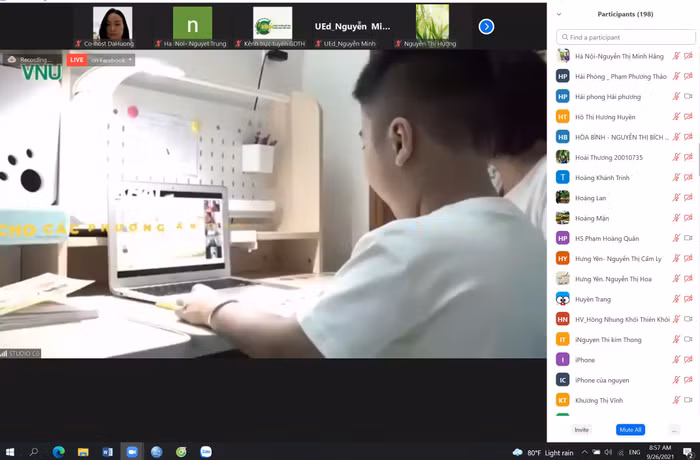 Kênh trực tuyến ra đời đã kịp thời tư vấn tháo gỡ những khó khăn cho giáo viên tiểu học trong thực hiện Chương trình giáo dục phổ thông 2018, hướng dẫn kỹ thuật giảng dạy, các nghiệp vụ sư phạm, kỹ thuật kiểm tra, đánh giá cơ bản trong bối cảnh giãn cách xã hội cho giáo viên cấp Tiểu học. (Ảnh: NTCC)