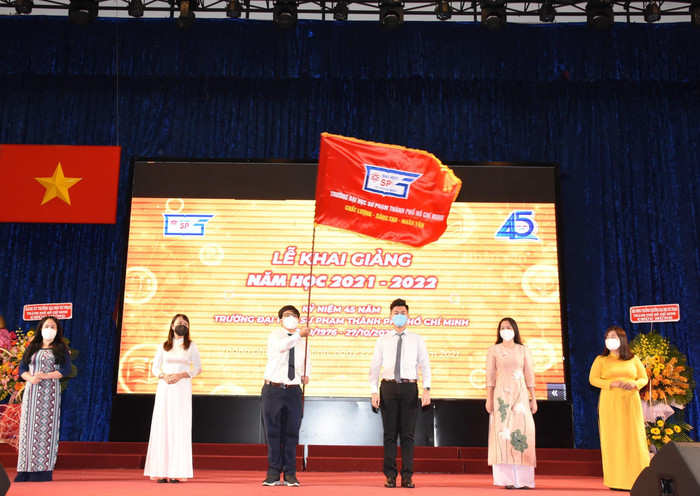 Nghi thức trao cờ truyền thống tại Lễ khai giảng và Lễ kỷ niệm 45 năm Trường Đại học Sư phạm Thành phố Hồ Chí Minh. (Ảnh: Nhà trường cung cấp) Nghi thức trao cờ truyền thống tại Lễ khai giảng và Lễ kỷ niệm 45 năm Trường Đại học Sư phạm Thành phố Hồ Chí Minh. (Ảnh: Nhà trường cung cấp)