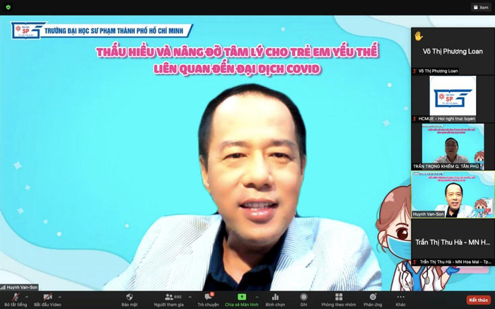 Giáo sư, Tiến sĩ Huỳnh Văn Sơn – Hiệu trưởng Trường Đại học Sư phạm Thành phố Hồ Chí Minh chia sẻ cùng thầy cô giáo về Chương trình bồi dưỡng thấu hiểu và nâng đỡ tâm lý cho trẻ em yếu thế liên quan đến đại dịch Covid. Giáo sư, Tiến sĩ Huỳnh Văn Sơn – Hiệu trưởng Trường Đại học Sư phạm Thành phố Hồ Chí Minh chia sẻ cùng thầy cô giáo về Chương trình bồi dưỡng thấu hiểu và nâng đỡ tâm lý cho trẻ em yếu thế liên quan đến đại dịch Covid.