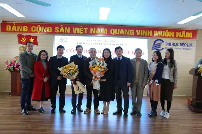 Lãnh đạo Nhà trường chụp ảnh lưu niệm cùng viên chức được bổ nhiệm.