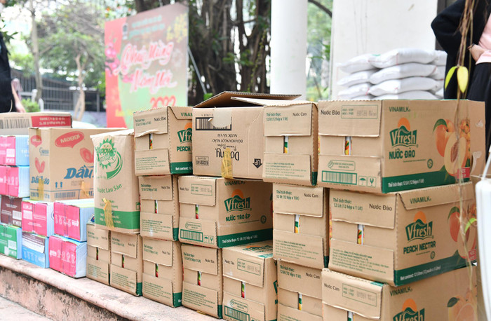 Toàn bộ đồ được Nhà trường đặt mua tại siêu thị, đáp ứng các tiêu chuẩn an toàn thực phẩm. Mỗi phần quà hỗ trợ thực phẩm gồm 10kg gạo, 20 quả trứng, 2 lít nước hoa quả ép, 1 lốc sữa tươi, 3 quả táo, 2 gói xúc xích và 1 hộp thịt. Ảnh: Trường Đại học Giáo dục