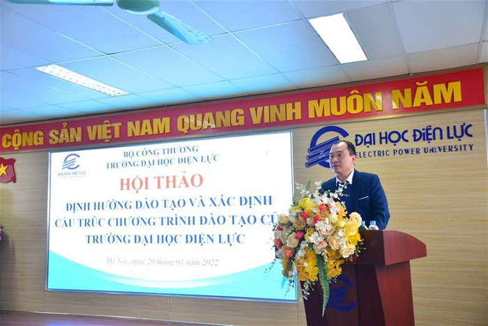 TS. Trịnh Văn Toàn - Trưởng Phòng Đào tạo Trường Đại học Điện lực phát biểu ý kiến tại Hội thảo. TS. Trịnh Văn Toàn - Trưởng Phòng Đào tạo Trường Đại học Điện lực phát biểu ý kiến tại Hội thảo.