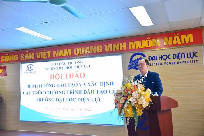 TS. Trịnh Văn Toàn - Trưởng Phòng Đào tạo Trường Đại học Điện lực phát biểu ý kiến tại Hội thảo.