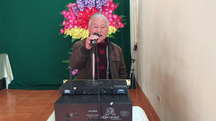 Ông Trần Hữu Thỉnh đọc loa kêu gọi học sinh ngồi vào bàn học. (Ảnh: Mạnh Đoàn) Ông Trần Hữu Thỉnh đọc loa kêu gọi học sinh ngồi vào bàn học. (Ảnh: Mạnh Đoàn)