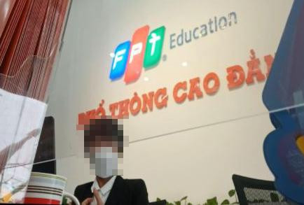 Nữ nhân viên tư vấn tuyển sinh của Phổ thông Cao đẳng FPT Polytechnic cho biết về chương trình học là vào học hệ trung cấp, rồi sau đó là cao đẳng. (Ảnh: Nguyễn Nhất)