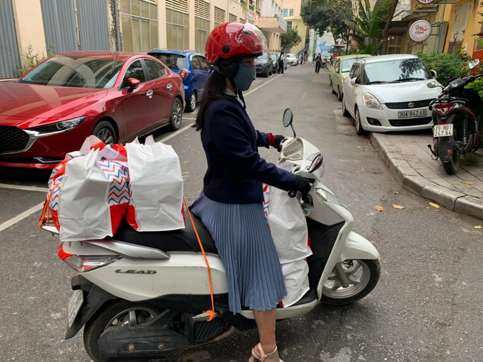 Sau giờ giảng, nhiều thầy, cô tranh thủ mang đồ gửi đến sinh viên, với hy vọng túi quà nhỏ và tình cảm quan tâm của thầy/cô sẽ được đến với các em một cách nhanh nhất.