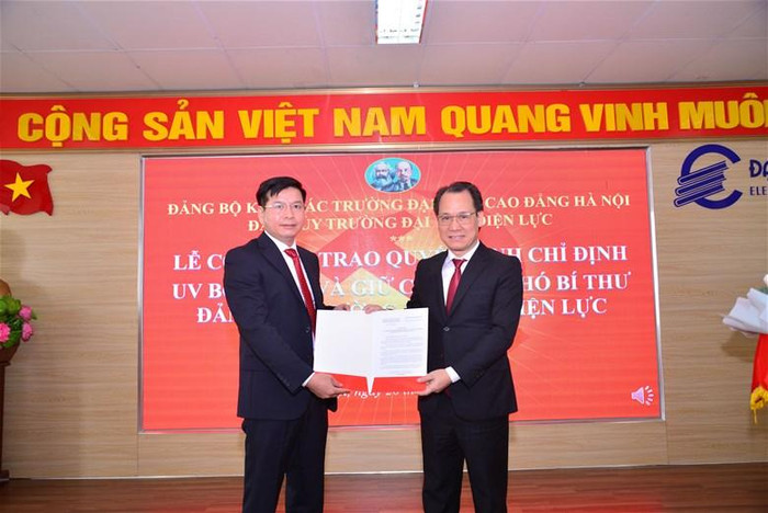 Quang cảnh buổi trao quyết định.