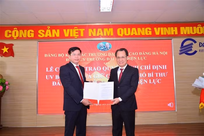 Quang cảnh buổi trao quyết định.