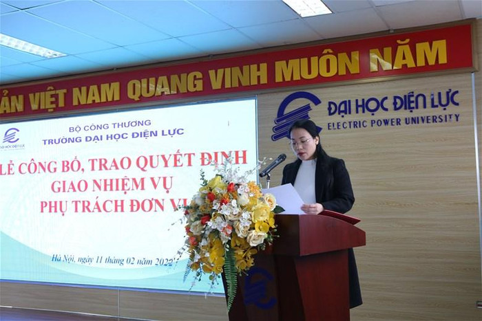 Thừa ủy quyền của Phó giáo sư - Tiến sĩ Đinh Văn Châu, Quyền Hiệu trưởng Nhà trường, Tiến sĩ Phùng Thị Xuân Bình – Trưởng phòng Tổ chức Cán bộ đọc quyết định về giao nhiệm vụ phụ trách đơn vị và quyết định bổ nhiệm lại.