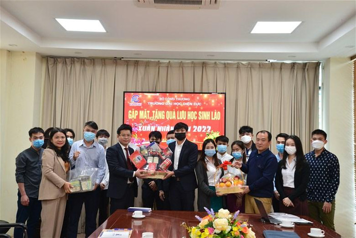 Các sinh viên nhận quà từ nhà trường. Các sinh viên nhận quà từ nhà trường.