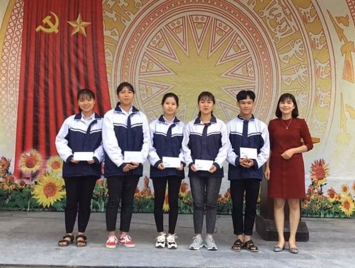 Cô giáo Lê Thị Thu HIền (bên phải ngoài cùng) chụp ảnh cùng các em học sinh trong trường. (Ảnh: NVCC)