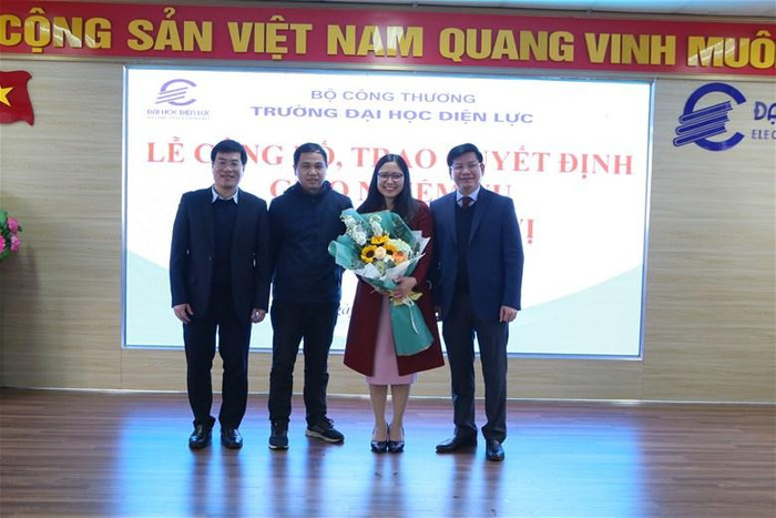 Lãnh đạo Nhà trường trao quyết định và hoa cho các viên chức được bổ nhiệm.