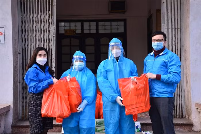 Đại diện Đoàn thanh niên trao nhu yếu phẩm, hỗ trợ cho sinh viên là F0.