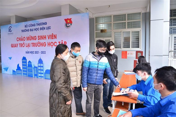 Phụ huynh yên tâm khi con em mình được Nhà trường quan tâm, động viên, hỗ trợ... Phụ huynh yên tâm khi con em mình được Nhà trường quan tâm, động viên, hỗ trợ...