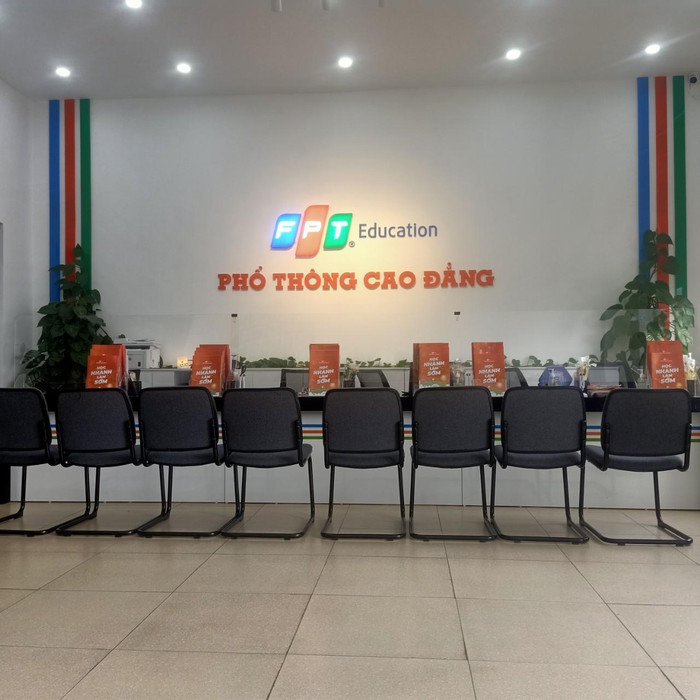 Bên trong văn phòng tuyển sinh Phổ thông Cao đẳng FPT. (Ảnh: Nguyễn Nhất)