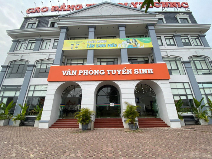 Phổ thông Cao đẳng FPT không phải là trường nhưng đang thực hiện tuyển sinh, đào tạo học sinh tốt nghiệp trung học cơ sở học cao đẳng trong 4 năm. (Ảnh: Nguyễn Nhất) Phổ thông Cao đẳng FPT không phải là trường nhưng đang thực hiện tuyển sinh, đào tạo học sinh tốt nghiệp trung học cơ sở học cao đẳng trong 4 năm. (Ảnh: Nguyễn Nhất)