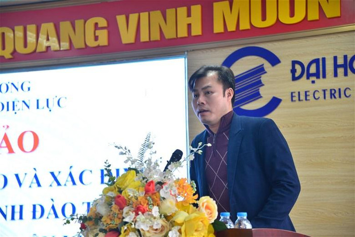 Ông Trịnh Văn Chung - Giám đốc Công ty cổ phần Công nghệ và Phát triển nhân lực Devmaster trình bày tham luận. Ông Trịnh Văn Chung - Giám đốc Công ty cổ phần Công nghệ và Phát triển nhân lực Devmaster trình bày tham luận.