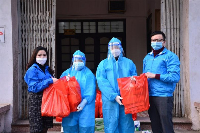 Đại diện Đoàn thanh niên trao nhu yếu phẩm, hỗ trợ cho sinh viên là F0. Đại diện Đoàn thanh niên trao nhu yếu phẩm, hỗ trợ cho sinh viên là F0.